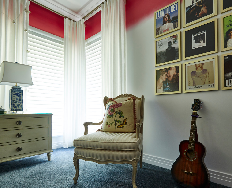 Стильный дизайн: большая гостевая спальня (комната для гостей) в стиле неоклассика (современная классика) с ковровым покрытием и розовыми стенами без камина - последний тренд