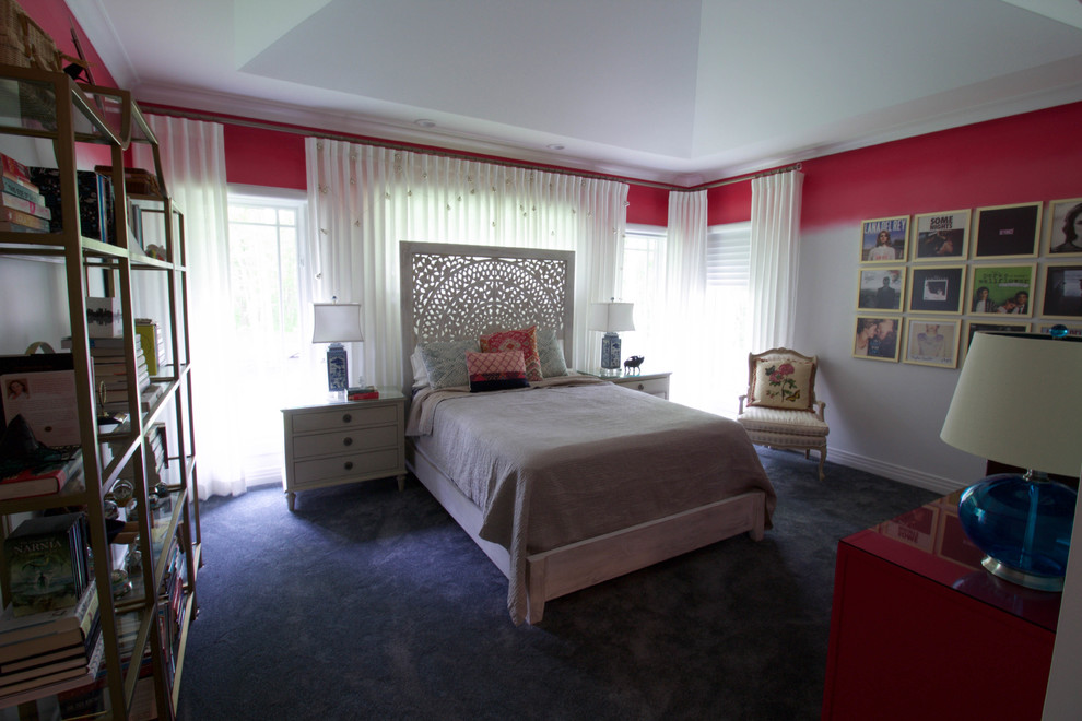 Пример оригинального дизайна: большая спальня в стиле неоклассика (современная классика) с красными стенами, ковровым покрытием и синим полом без камина