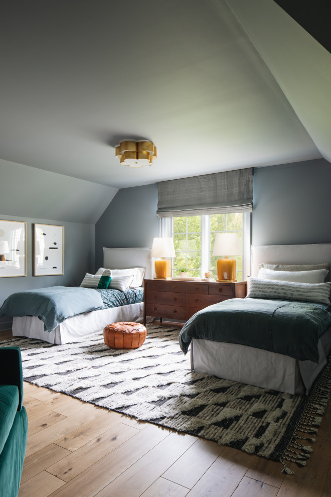 Свежая идея для дизайна: спальня в стиле неоклассика (современная классика) с серыми стенами, светлым паркетным полом и бежевым полом - отличное фото интерьера