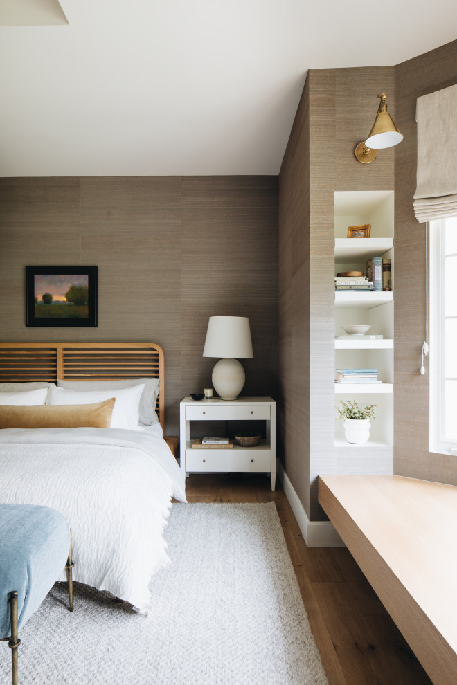 Idée de décoration pour une chambre parentale tradition avec un mur marron, parquet clair et un sol beige.