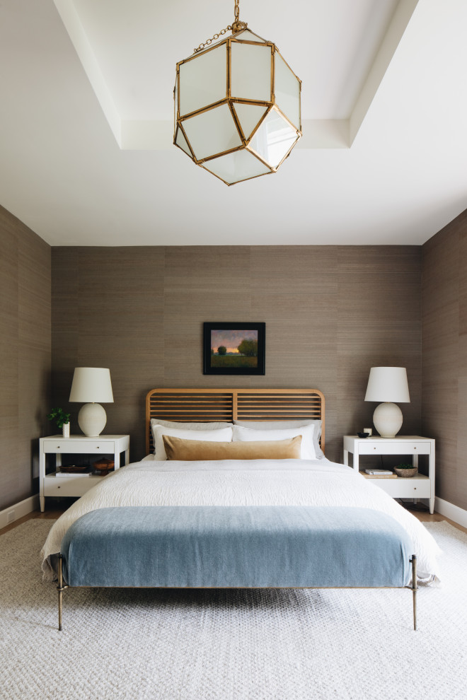 Imagen de dormitorio principal tradicional renovado con paredes marrones, suelo de madera clara y suelo beige