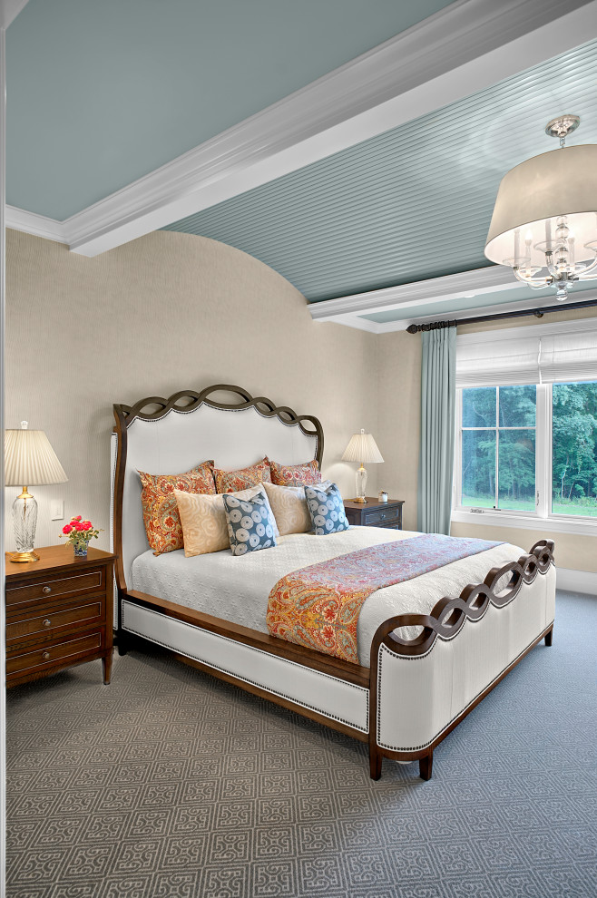 Стильный дизайн: хозяйская спальня в стиле кантри с бежевыми стенами, ковровым покрытием и синим полом - последний тренд