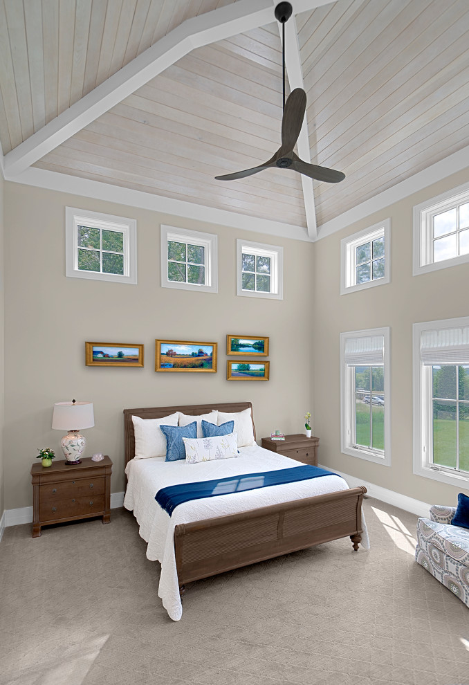 Modelo de habitación de invitados de estilo de casa de campo grande con paredes beige, moqueta y suelo beige