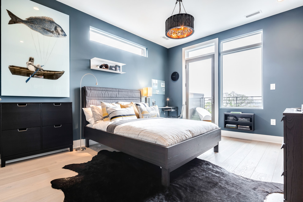 Maritimes Schlafzimmer mit blauer Wandfarbe, hellem Holzboden und beigem Boden in Philadelphia