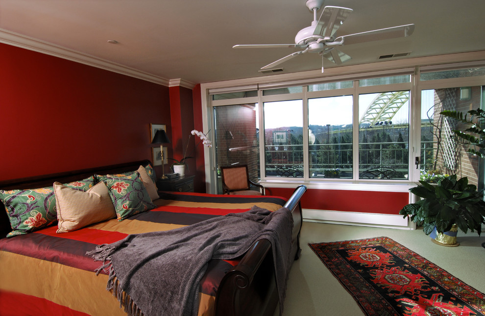 Imagen de dormitorio principal contemporáneo de tamaño medio sin chimenea con paredes rojas y moqueta