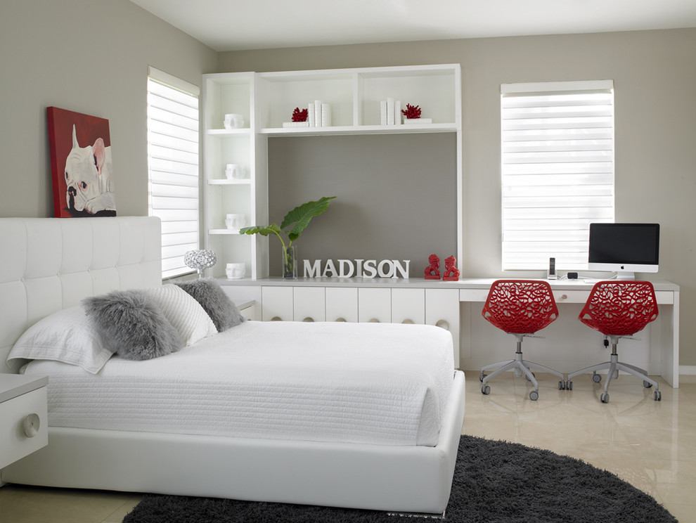 Стильный дизайн: спальня в современном стиле с серыми стенами и мраморным полом без камина - последний тренд
