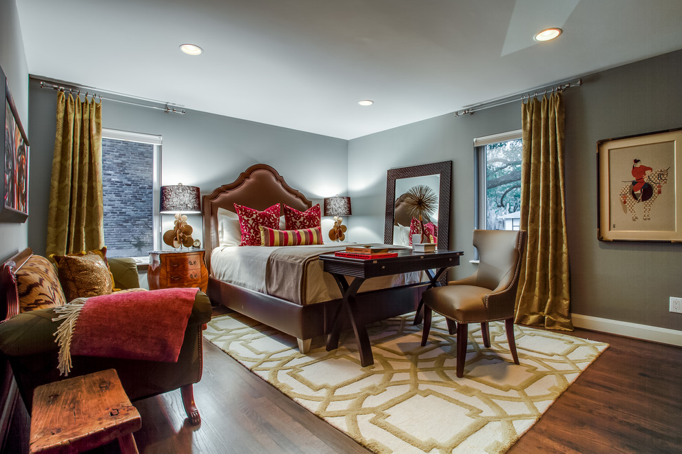 Mittelgroßes Modernes Gästezimmer ohne Kamin mit grauer Wandfarbe und braunem Holzboden in Dallas