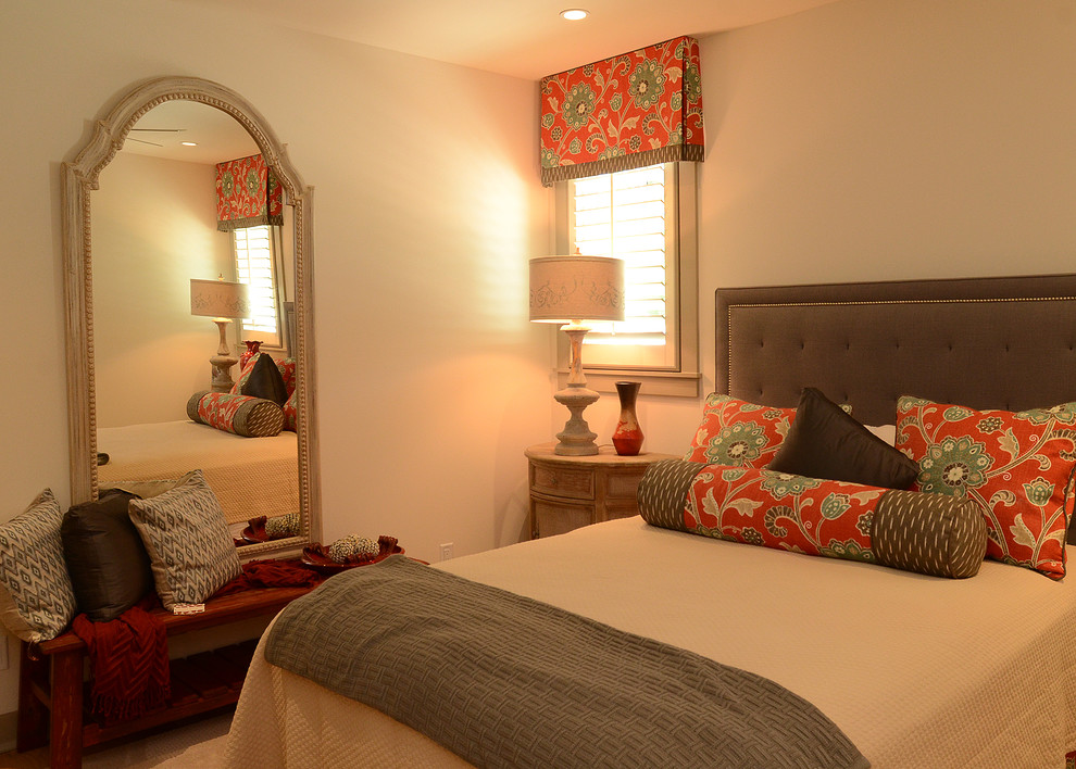 Immagine di una camera degli ospiti design di medie dimensioni con pareti bianche, parquet chiaro e nessun camino
