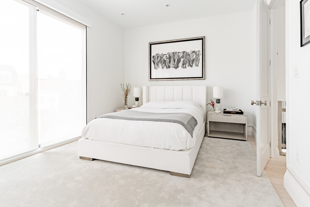 На фото: хозяйская спальня среднего размера в современном стиле с белыми стенами, светлым паркетным полом и бежевым полом без камина