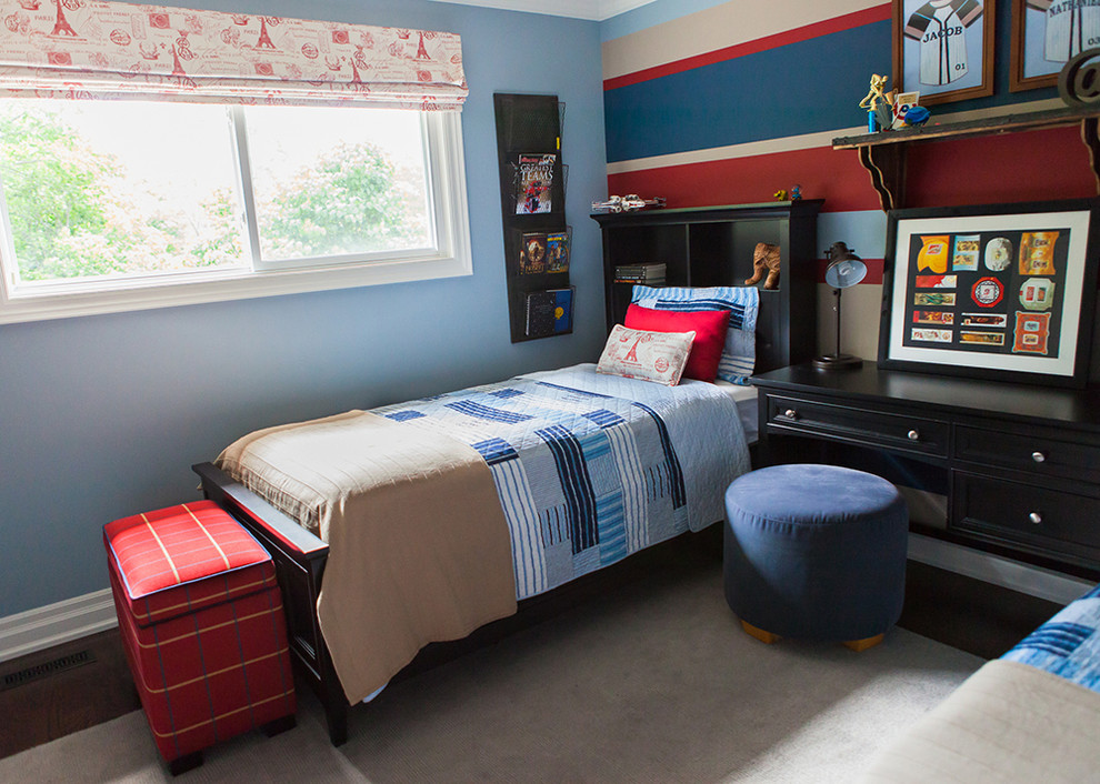 Пример оригинального дизайна: спальня среднего размера в стиле неоклассика (современная классика) с разноцветными стенами и ковровым покрытием
