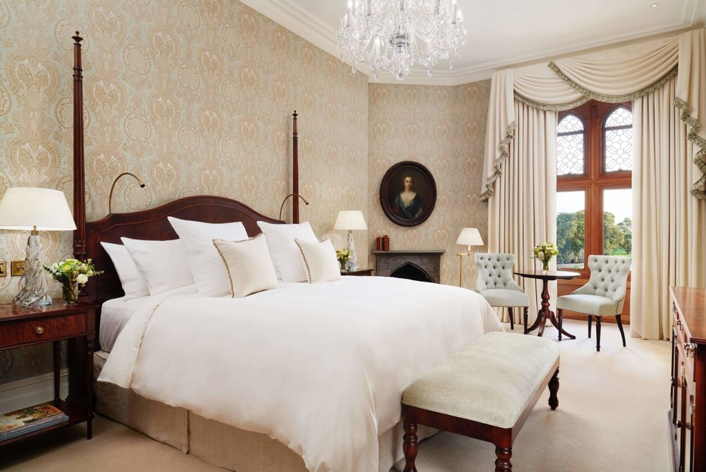 Klassisches Hauptschlafzimmer mit bunten Wänden, Teppichboden, Eckkamin und beigem Boden in Sonstige