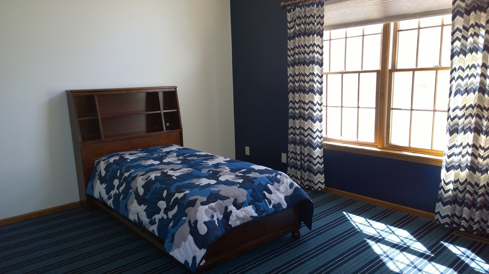 Ejemplo de habitación de invitados clásica renovada de tamaño medio con paredes azules, moqueta y suelo azul