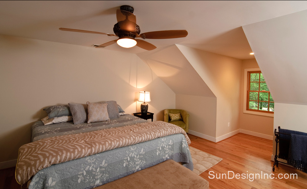 Стильный дизайн: спальня на антресоли в современном стиле с бежевыми стенами и светлым паркетным полом - последний тренд
