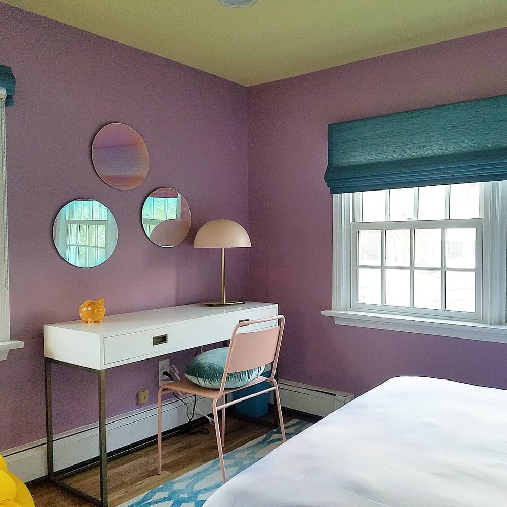 Immagine di una piccola camera da letto eclettica con pareti viola, pavimento in legno massello medio, nessun camino e pavimento marrone