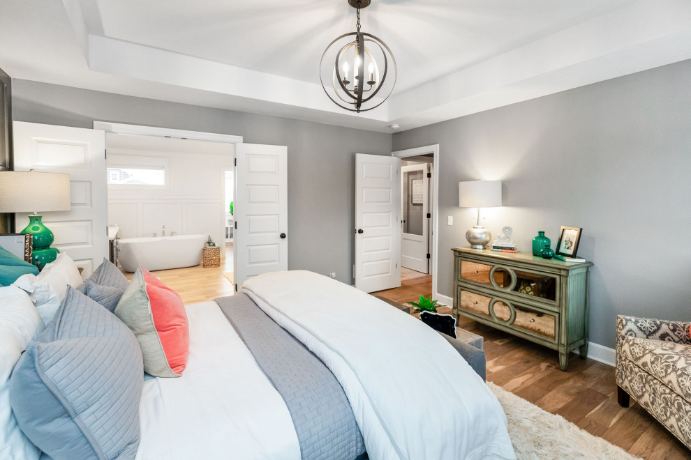 Источник вдохновения для домашнего уюта: большая хозяйская спальня в морском стиле с разноцветными стенами, полом из керамической плитки и серым полом