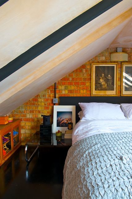 На фото: маленькая гостевая спальня (комната для гостей) в стиле шебби-шик с полом из линолеума без камина для на участке и в саду