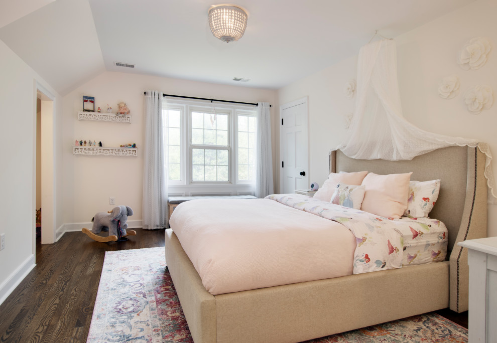 Imagen de dormitorio clásico pequeño con paredes rosas, suelo de madera oscura y suelo marrón