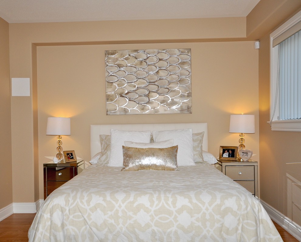 Idée de décoration pour une chambre d'amis design de taille moyenne avec un mur beige et un sol en bois brun.