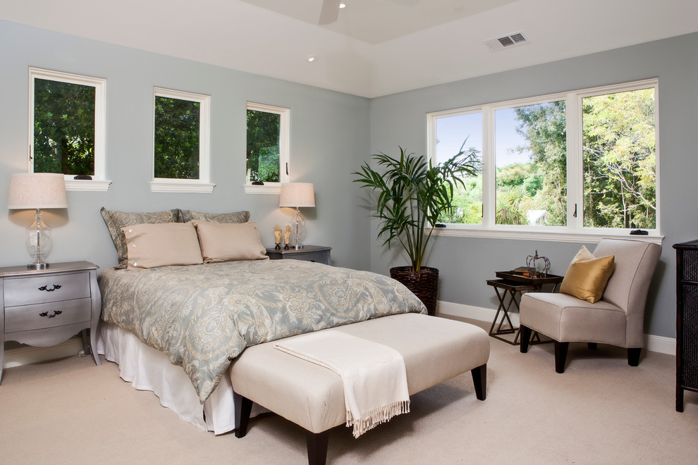 Idéer för ett modernt sovrum, med heltäckningsmatta och blå väggar