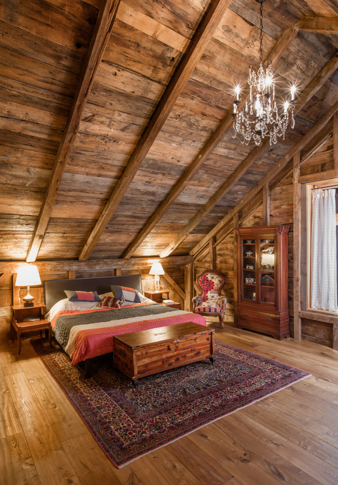 Landhaus Schlafzimmer mit braunem Holzboden in Burlington