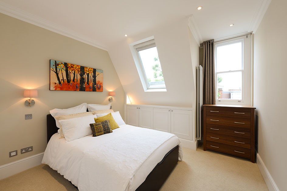 Foto de habitación de invitados contemporánea sin chimenea con paredes beige, moqueta y suelo beige