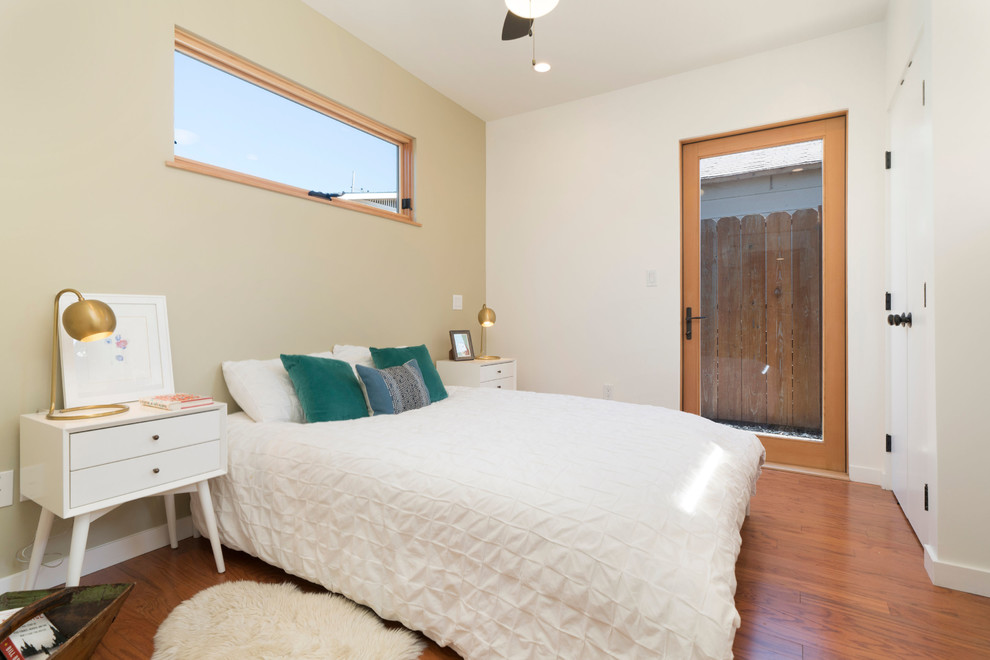 Exemple d'une petite chambre parentale craftsman avec un mur vert et un sol en bois brun.
