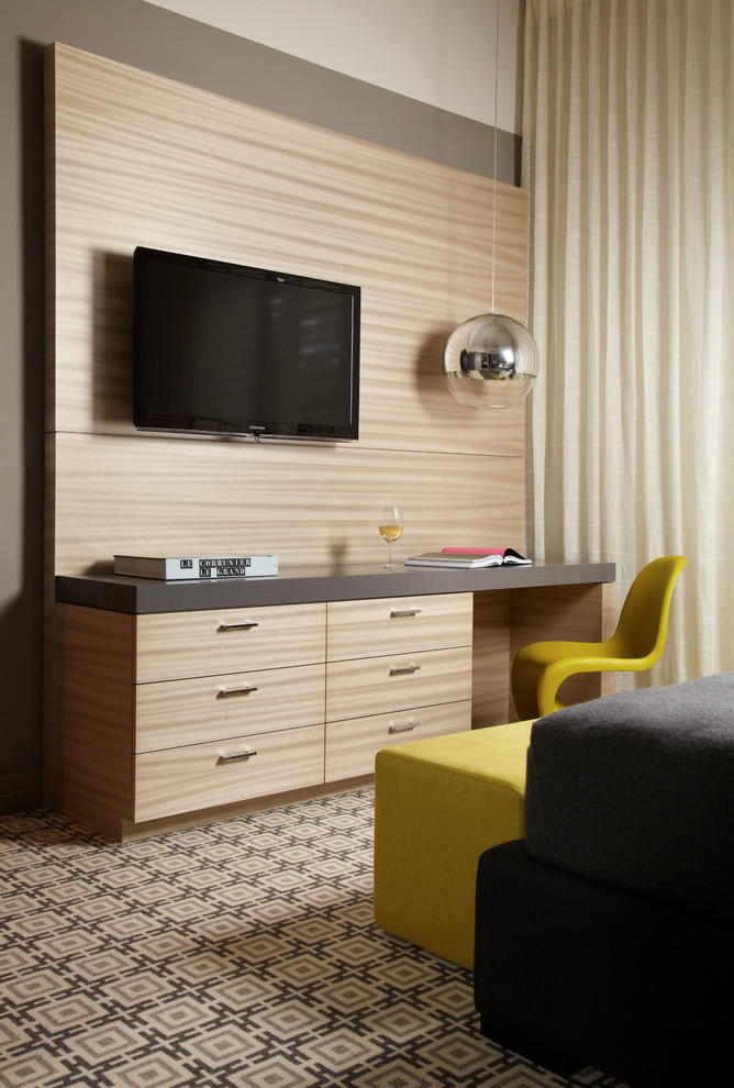 На фото: спальня в современном стиле с серыми стенами и телевизором с