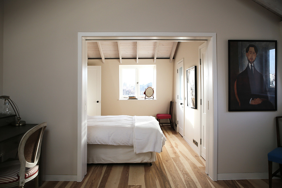 Aménagement d'une chambre parentale scandinave de taille moyenne avec un mur blanc et un sol en bois brun.