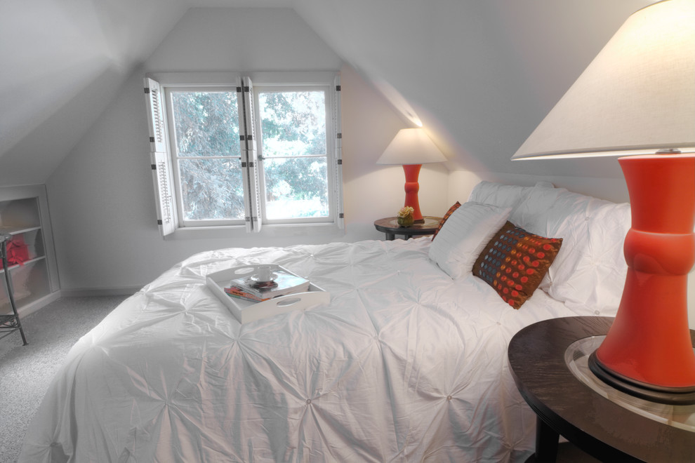 Idée de décoration pour une petite chambre design avec un mur blanc et aucune cheminée.