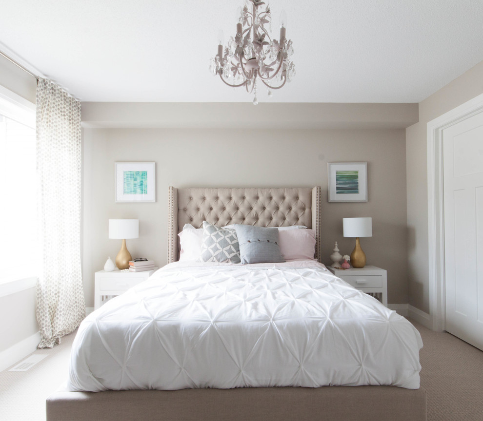 На фото: спальня в стиле неоклассика (современная классика) с серыми стенами и ковровым покрытием без камина