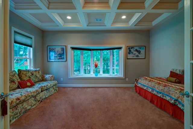 Mittelgroßes Klassisches Hauptschlafzimmer ohne Kamin mit beiger Wandfarbe und Teppichboden in Washington, D.C.