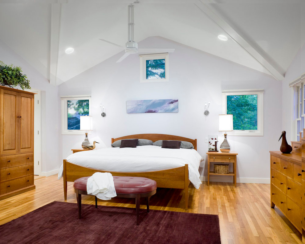 Diseño de dormitorio tradicional renovado con suelo de madera en tonos medios