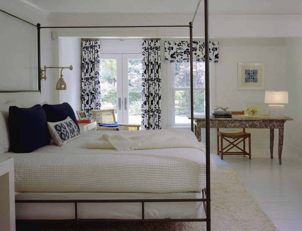 Foto de dormitorio principal costero con paredes blancas, suelo de madera pintada y con escritorio