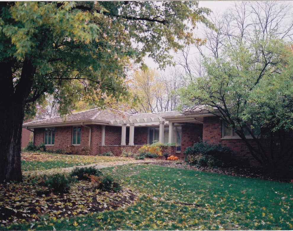 Exemple d'une chambre parentale rétro de taille moyenne avec un mur beige, un sol en bois brun et aucune cheminée.