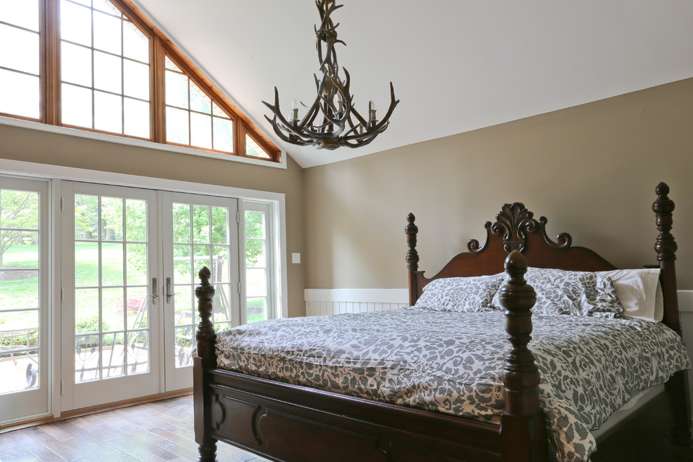 Foto de dormitorio principal de estilo de casa de campo grande sin chimenea con paredes beige, suelo de madera oscura y suelo marrón