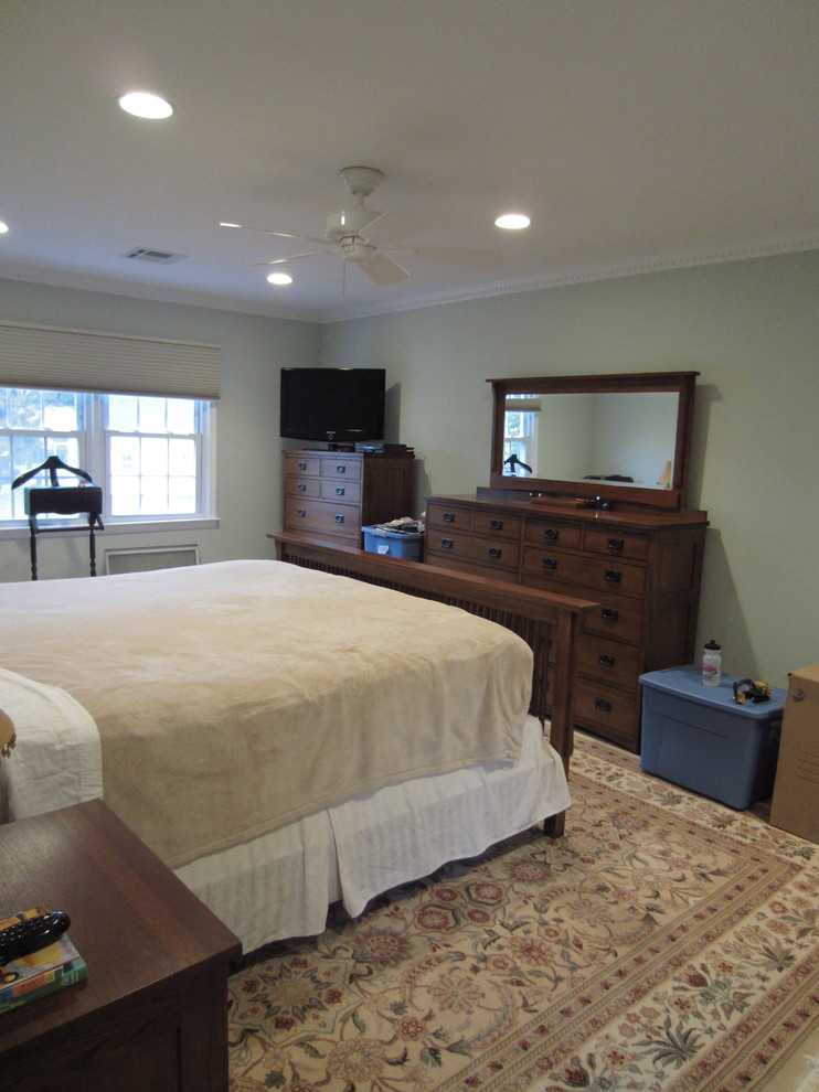 Стильный дизайн: большая хозяйская спальня в классическом стиле с зелеными стенами и светлым паркетным полом без камина - последний тренд
