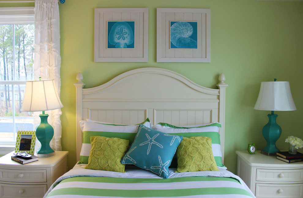 Modelo de habitación de invitados marinera con paredes verdes y moqueta