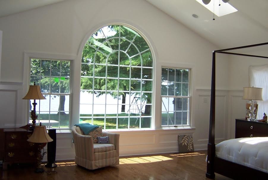Пример оригинального дизайна: большая хозяйская спальня в классическом стиле с белыми стенами, светлым паркетным полом и бежевым полом без камина
