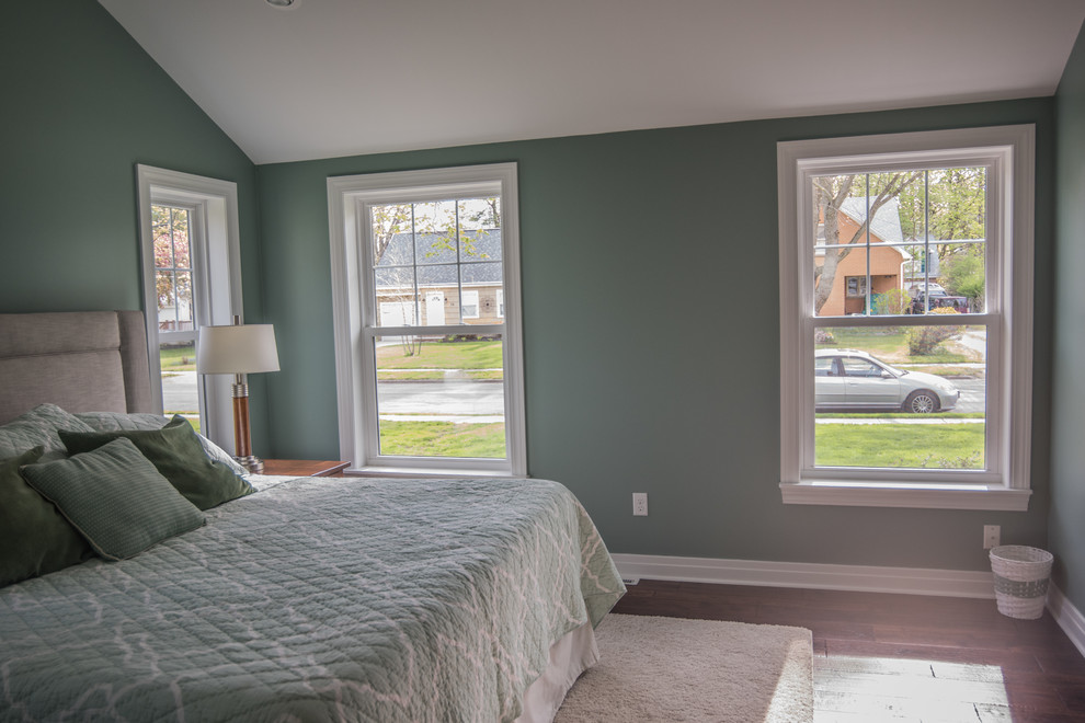 Стильный дизайн: гостевая спальня среднего размера, (комната для гостей) в классическом стиле с зелеными стенами и темным паркетным полом - последний тренд
