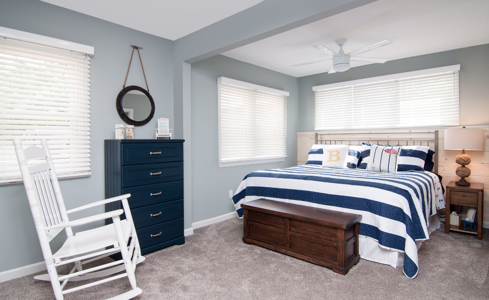 Modelo de dormitorio principal marinero de tamaño medio con paredes azules, moqueta y suelo gris