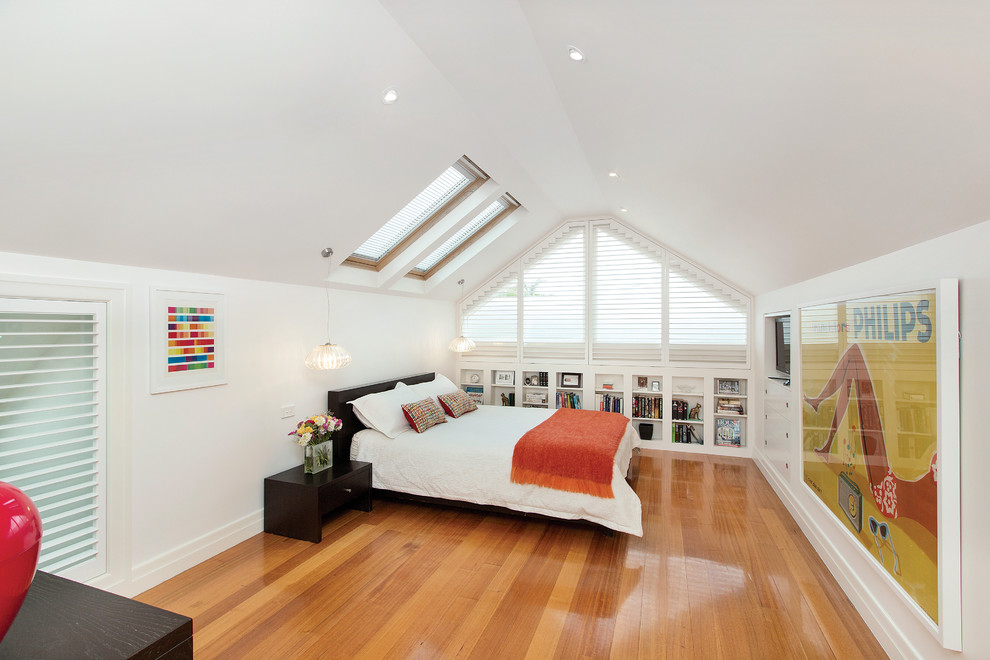 Mittelgroßes Modernes Hauptschlafzimmer ohne Kamin mit weißer Wandfarbe und braunem Holzboden in Melbourne