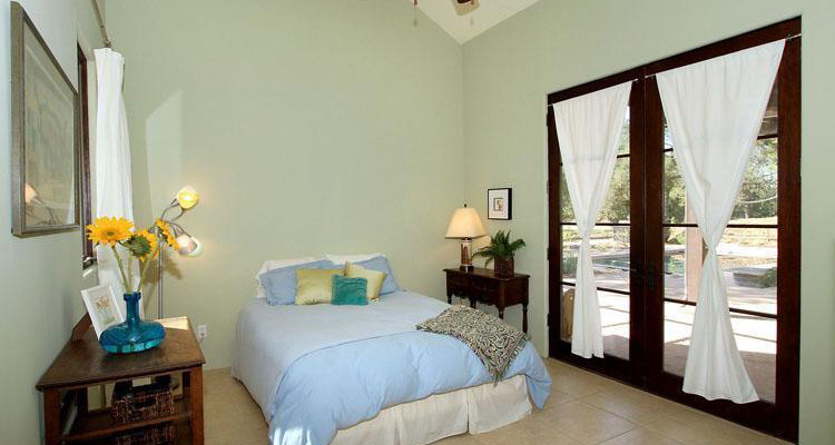 Пример оригинального дизайна: гостевая спальня среднего размера, (комната для гостей) в средиземноморском стиле с зелеными стенами и полом из травертина