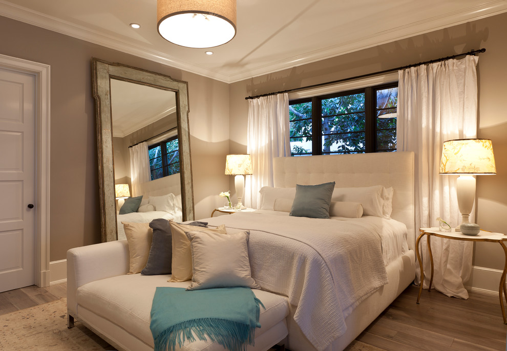 На фото: большая гостевая спальня (комната для гостей) в средиземноморском стиле с бежевыми стенами и паркетным полом среднего тона