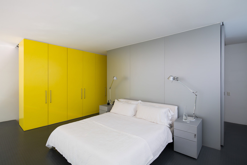 Идея дизайна: спальня в современном стиле с белыми стенами, темным паркетным полом и черным полом