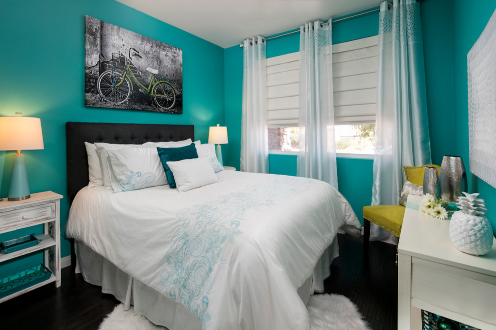 Exemple d'une petite chambre d'amis chic avec un mur bleu, parquet foncé et aucune cheminée.