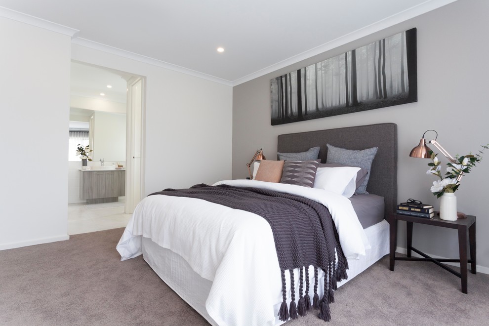 Modernes Hauptschlafzimmer mit weißer Wandfarbe, Teppichboden und beigem Boden in Melbourne
