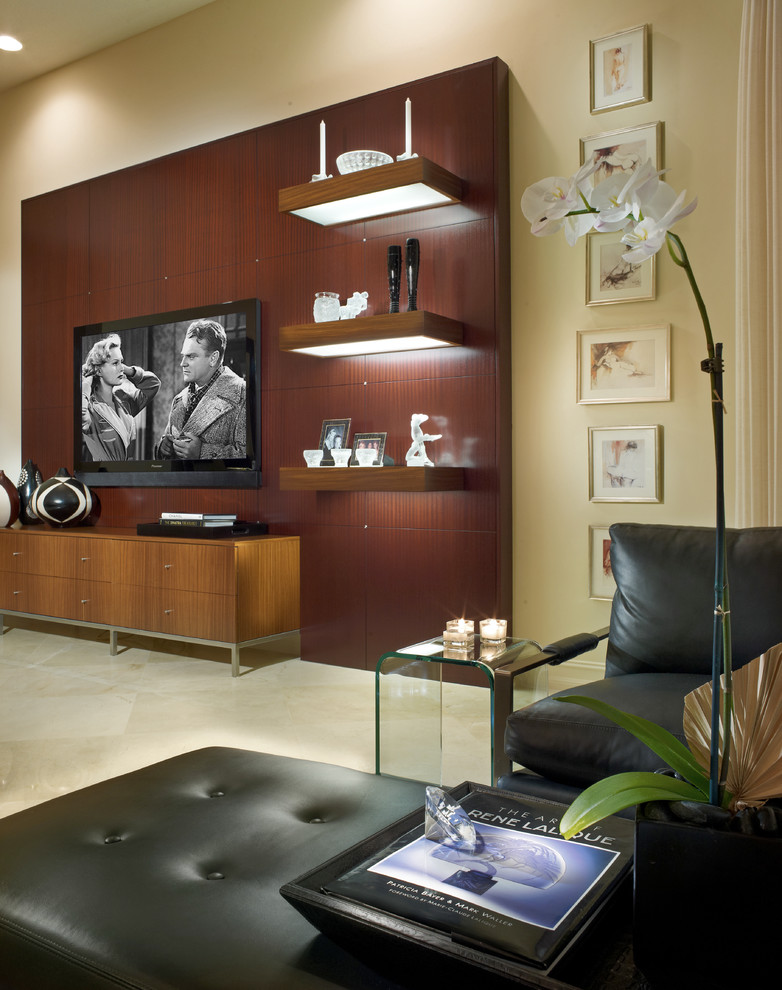 Foto di una camera da letto contemporanea con pareti beige e TV