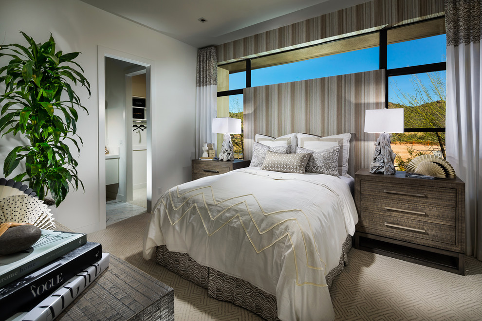 Mittelgroßes Modernes Gästezimmer ohne Kamin mit weißer Wandfarbe, Teppichboden und beigem Boden in San Diego