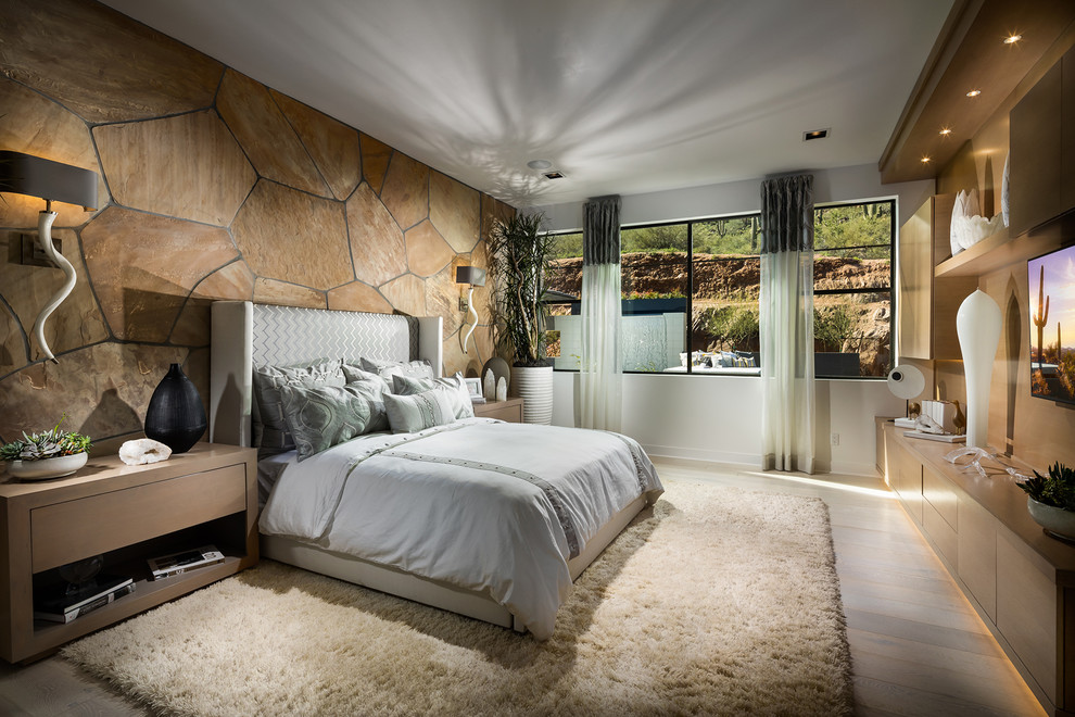 Großes Modernes Hauptschlafzimmer ohne Kamin mit weißer Wandfarbe, hellem Holzboden und grauem Boden in San Diego