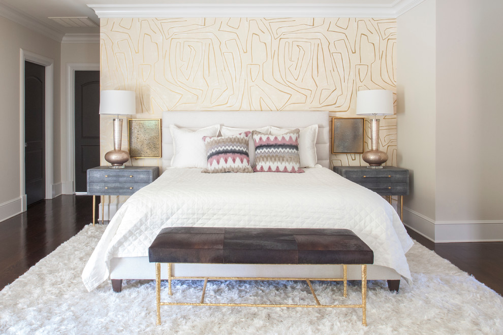 シャーロットにあるおしゃれな寝室 (ベージュの壁、濃色無垢フローリング、茶色い床) のインテリア